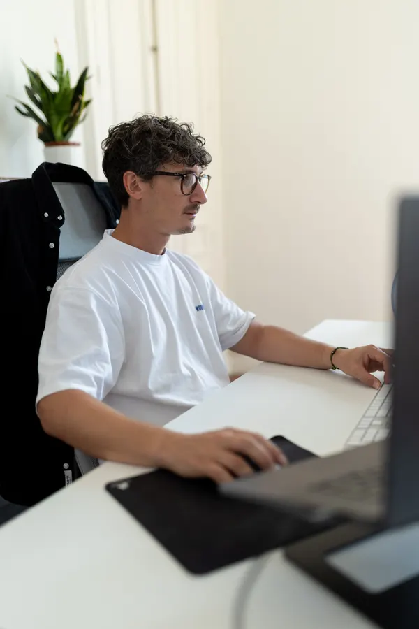 Un membre de l’équipe concentré devant son ordinateur