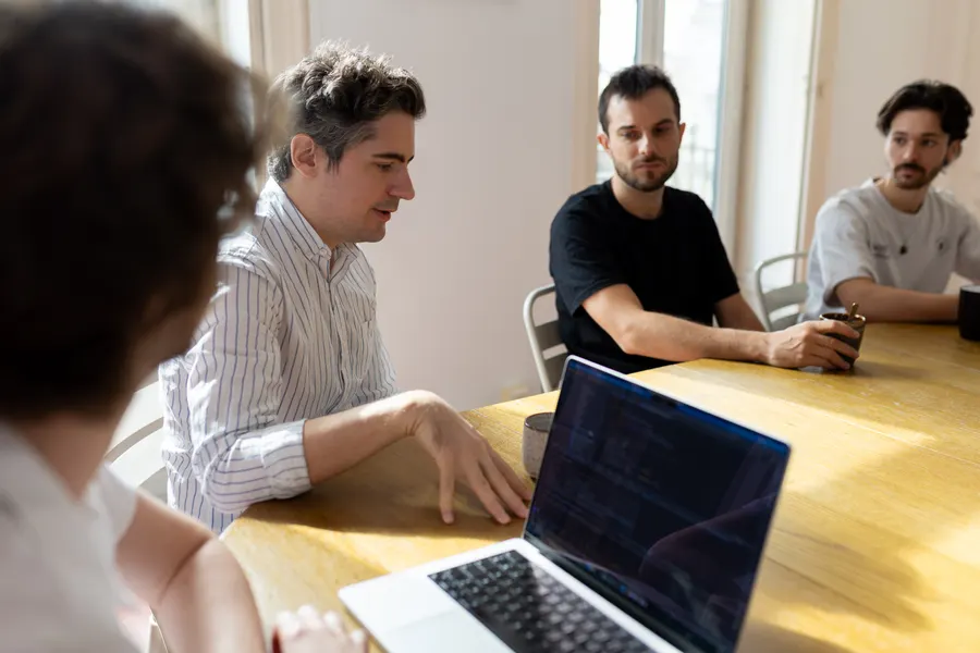 Deux membres de l’équipe en discussion autour de la table
